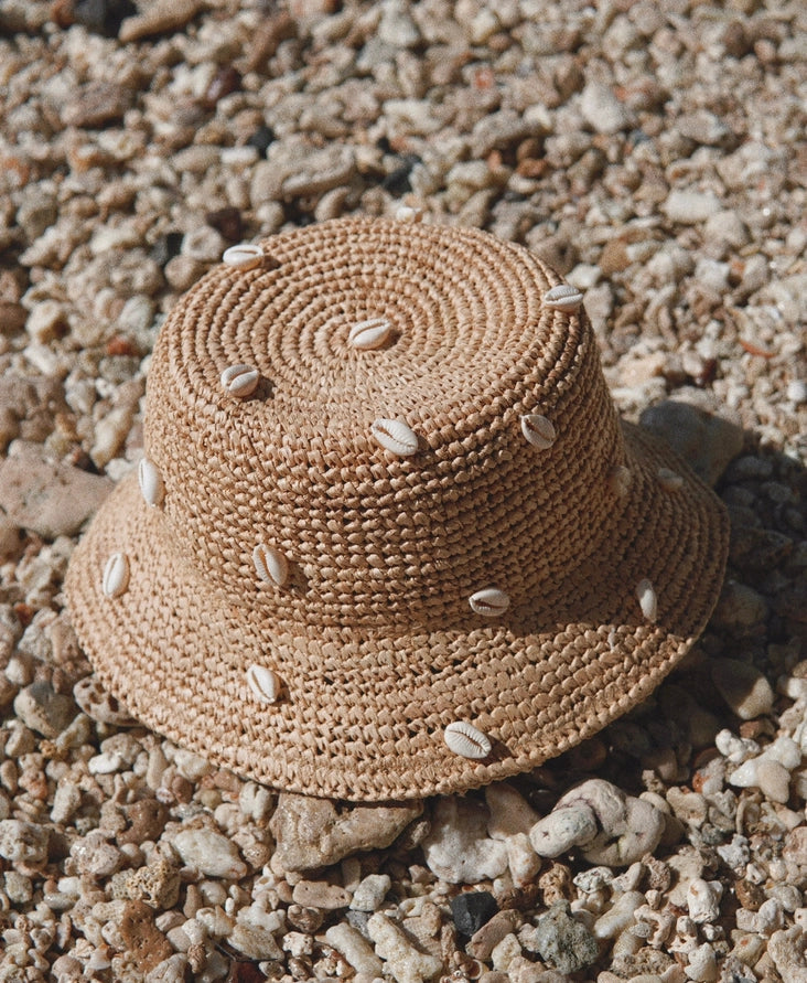 Cowrie raffia bucket hat – atelier kauai