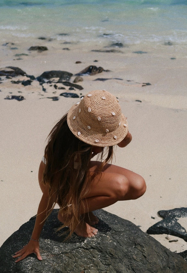 Cowrie raffia bucket hat – atelier kauai